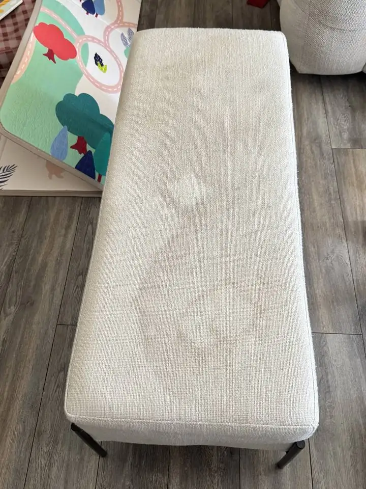 Taches sur une banquette blanche, avant nettoyage