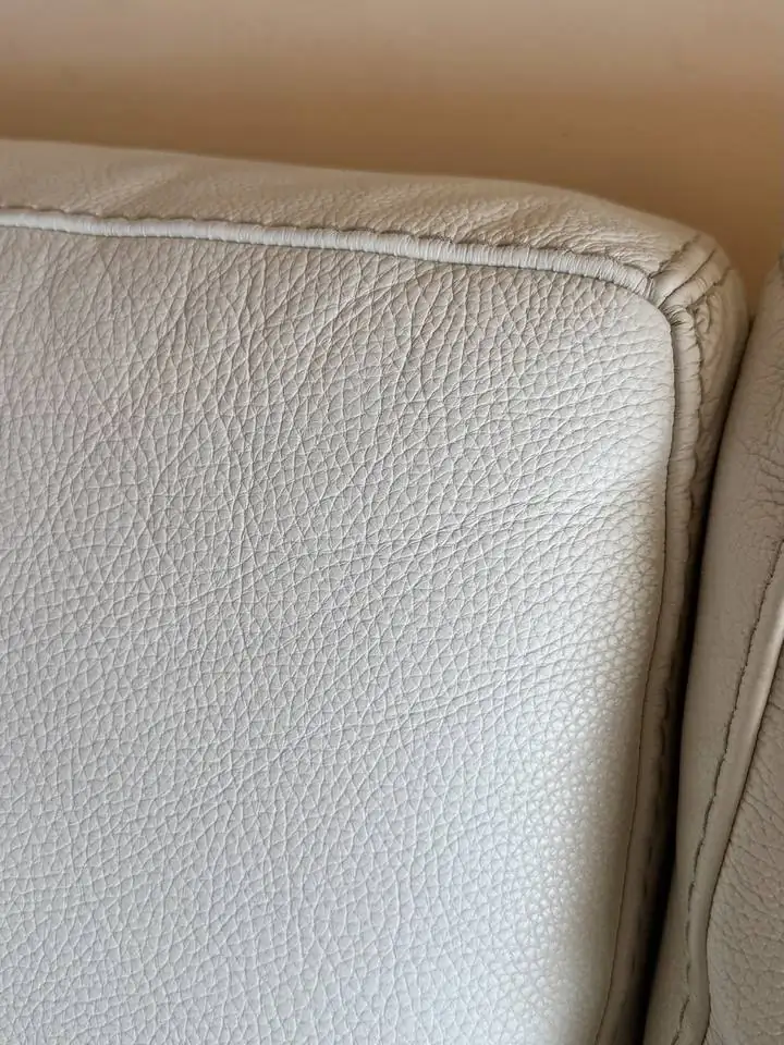 Cuir blanc nettoyé, après nettoyage